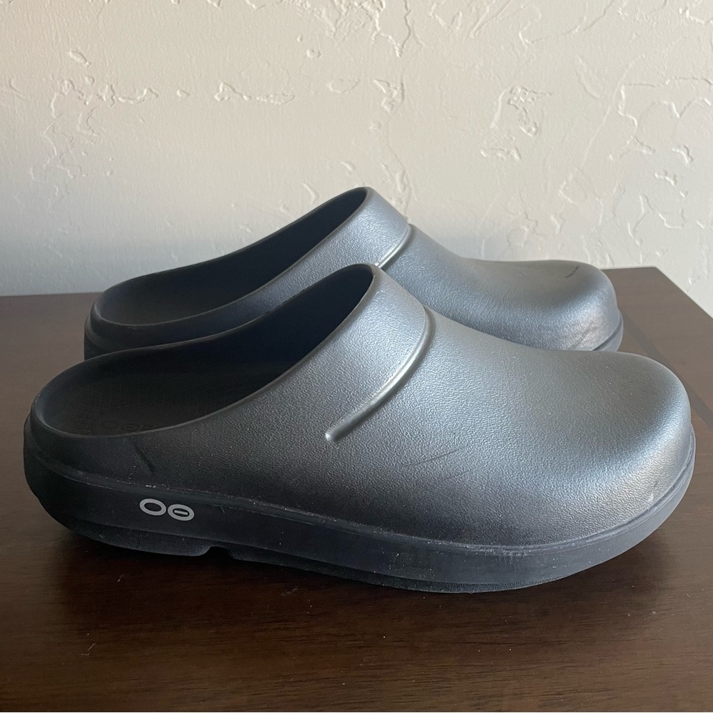 Oofos Oocloog Luxe Waterproof Slip On Clogs Silver Black Size 7 Women's